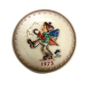 Vintage MJ Hummel “Happy Traveler“ 1973 3rd Annual Collectors Plate